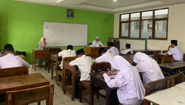 Sekitar 100 sekolah tidak melakukan pengisian Pangkalan Data Sekolah dan Siswa (PDSS) sebagai salah satu syarat dalam pendaftaran Seleksi Nasional Berdasarkan Prestasi (SNBP) 2025.