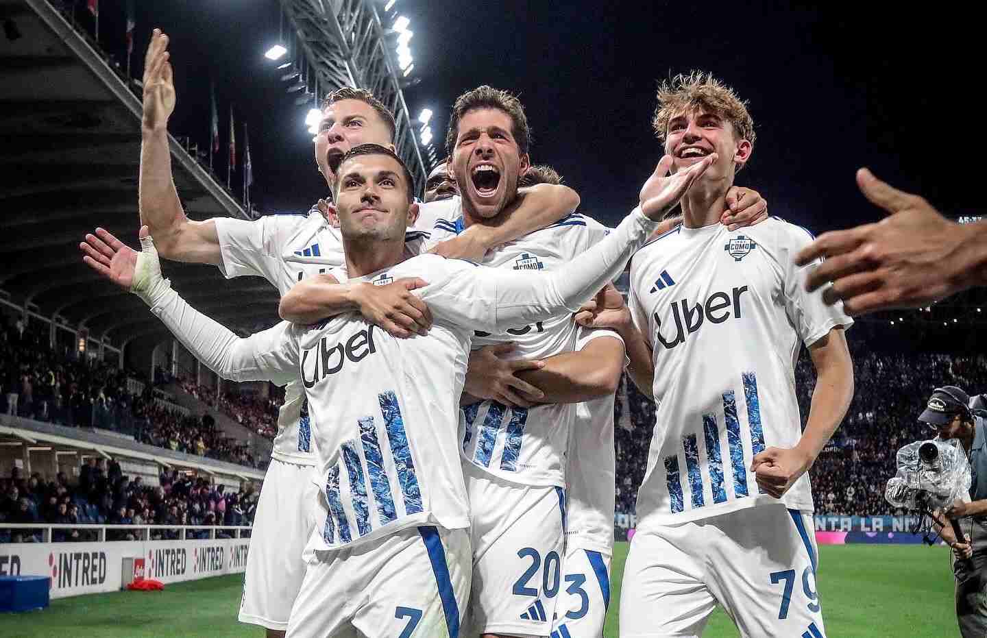 Para pemain Como 1907 merayakan gol penyeimbang yang tercipta dalam laga Serie A Italia melawan Atalanta di Stadion Gewiss, Bergamo, Rabu (25/9/2024) dini hari WIB. Foto: X.com/Como_1907