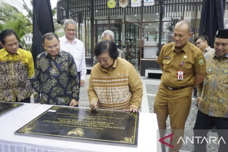 Menteri Lingkungan Hidup dan Kehutanan Siti Nurbaya Bakar saat meresmikan ekoriparian di kampus UMRI di Kota Pekanbaru, Senin (30/9/2024). ANTARA/Annisa Firdausi