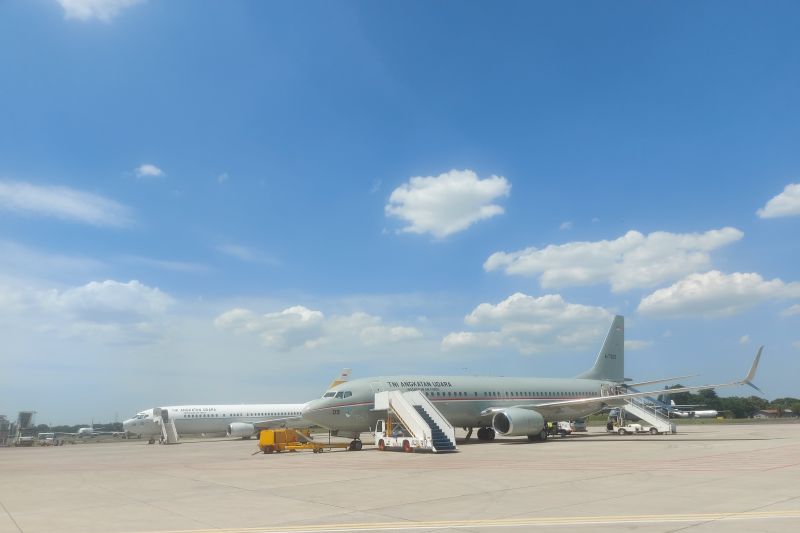 Pesawat TNI AU jenis Boeing B737 A7309 yang akan membawa Presiden ke-7 RI Joko Widodo pulang ke Solo, Jawa Tengah, Minggu (20/10/2024). (ANTARA/Andi Firdaus)