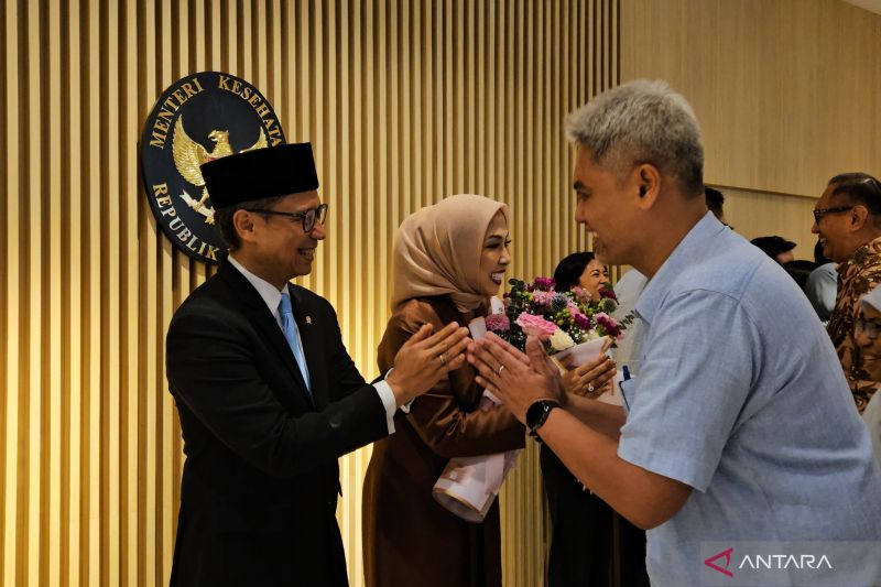 Menteri Kesehatan Budi Gunadi Sadikin (kiri) saat menyalami sejumlah pejabat Kementerian Kesehatan seusai dilantik kembali menjadi Menkes di Jakarta, Senin (21/10/2024). ANTARA/Mecca Yumna.