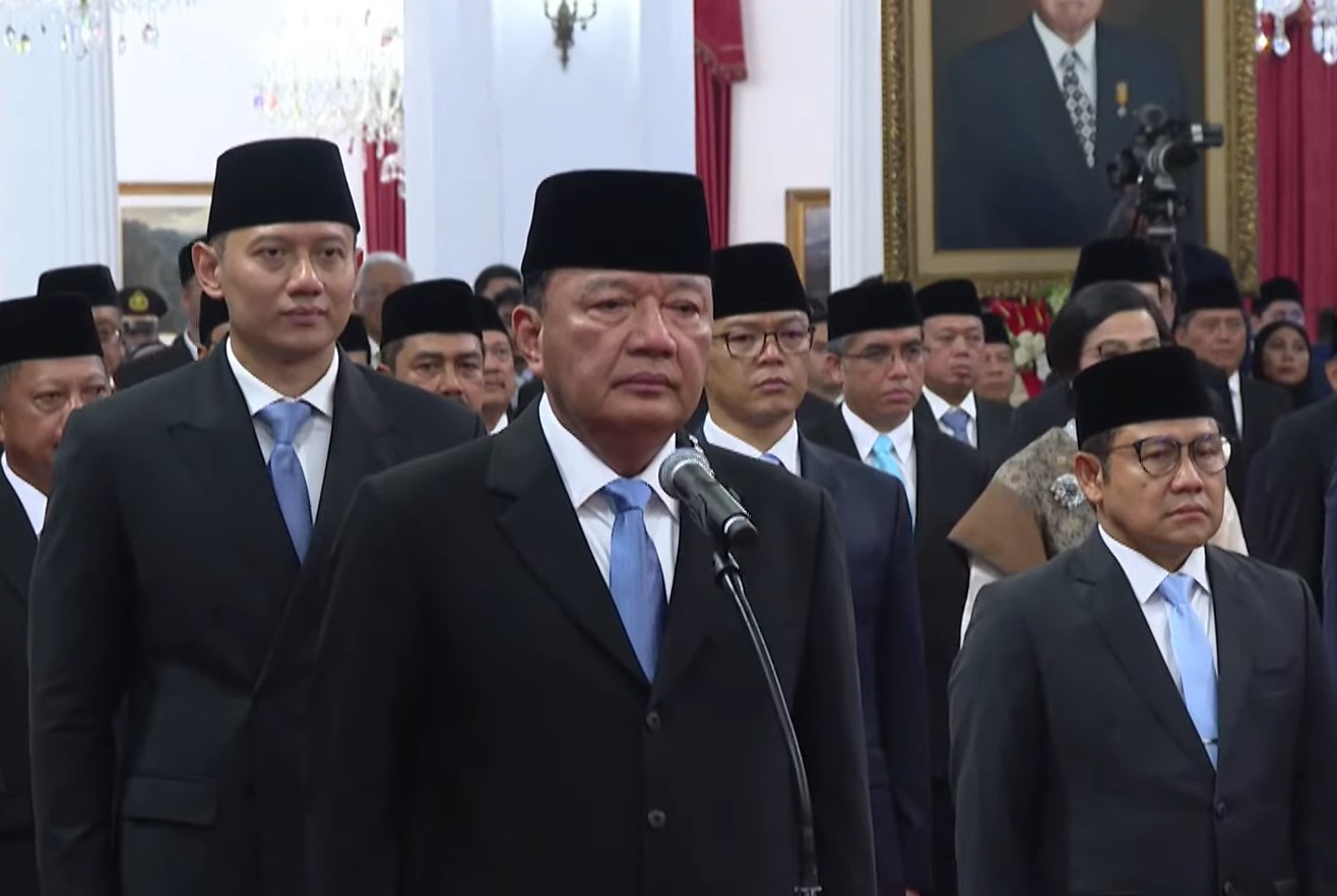 Budi Gunawan (tengah) dilantik menjadi Menteri Koordinator Politik dan Keamanan dalam Kabinet Merah Putih di Istana Negara, Jakarta, Senin (21/10/2024). Foto: Youtube/Sekretariat Presiden