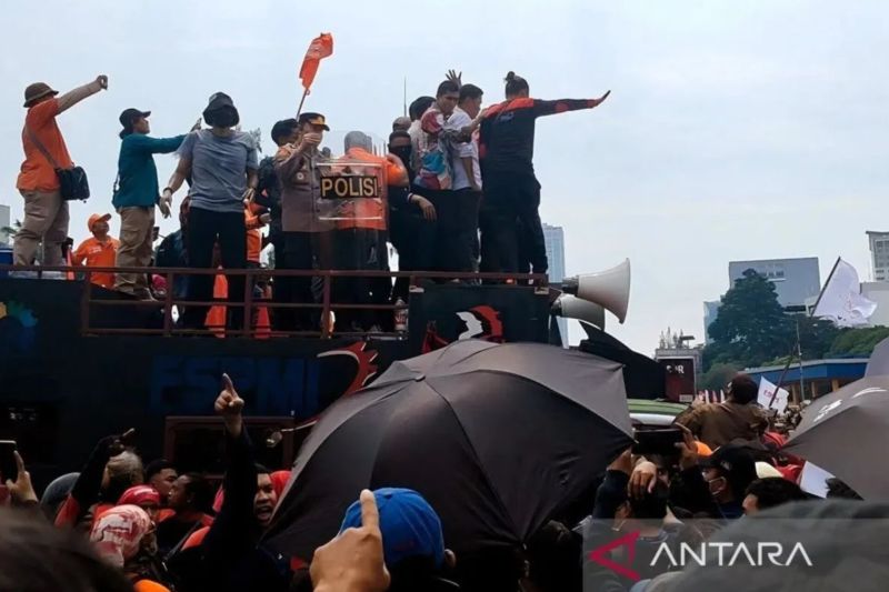 Aksi unjuk rasa di depan Gedung Parlemen RI Jakarta, Kamis (22/8/2024). ANTARA/Ilham Kausar/aa