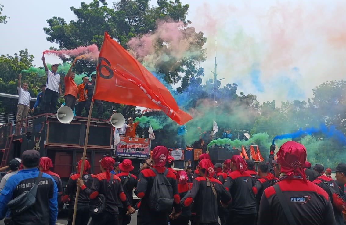 Sejumlah elemen buruh dari Partai Buruh dan serikat pekerja berdemonstrasi di Patung Kuda, Jakarta Pusat, Kamis (24/10/2024). Foto: Fakta.com/Dewi Yugi Arti