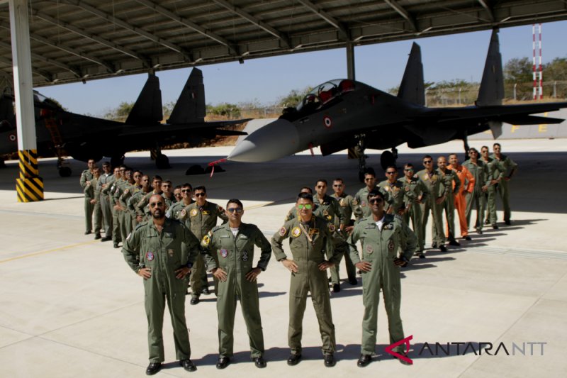 Komandan Skuadron Udara 11 Sultan Hasanuddin Makassar, Letkol Anton Pallaguna (kedua kanan) usai sharing pengalaman antara pilot Sukhoi Indonesia dan pilot Sukhoi IAF, Lanud El Tari Kupang, NTT, Senin (23/7). (Antara Foto/Kornelis Kaha)