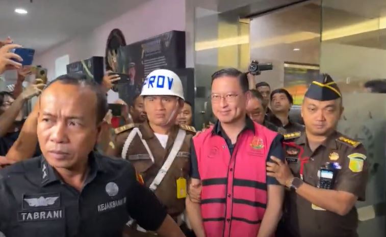 Mantan Menteri Perdagangan Tom Lembong ditetapkan sebagai tersangka kasus dugaan korupsi. (Foto: Tangkapan layar YouTube Kejaksaan RI)