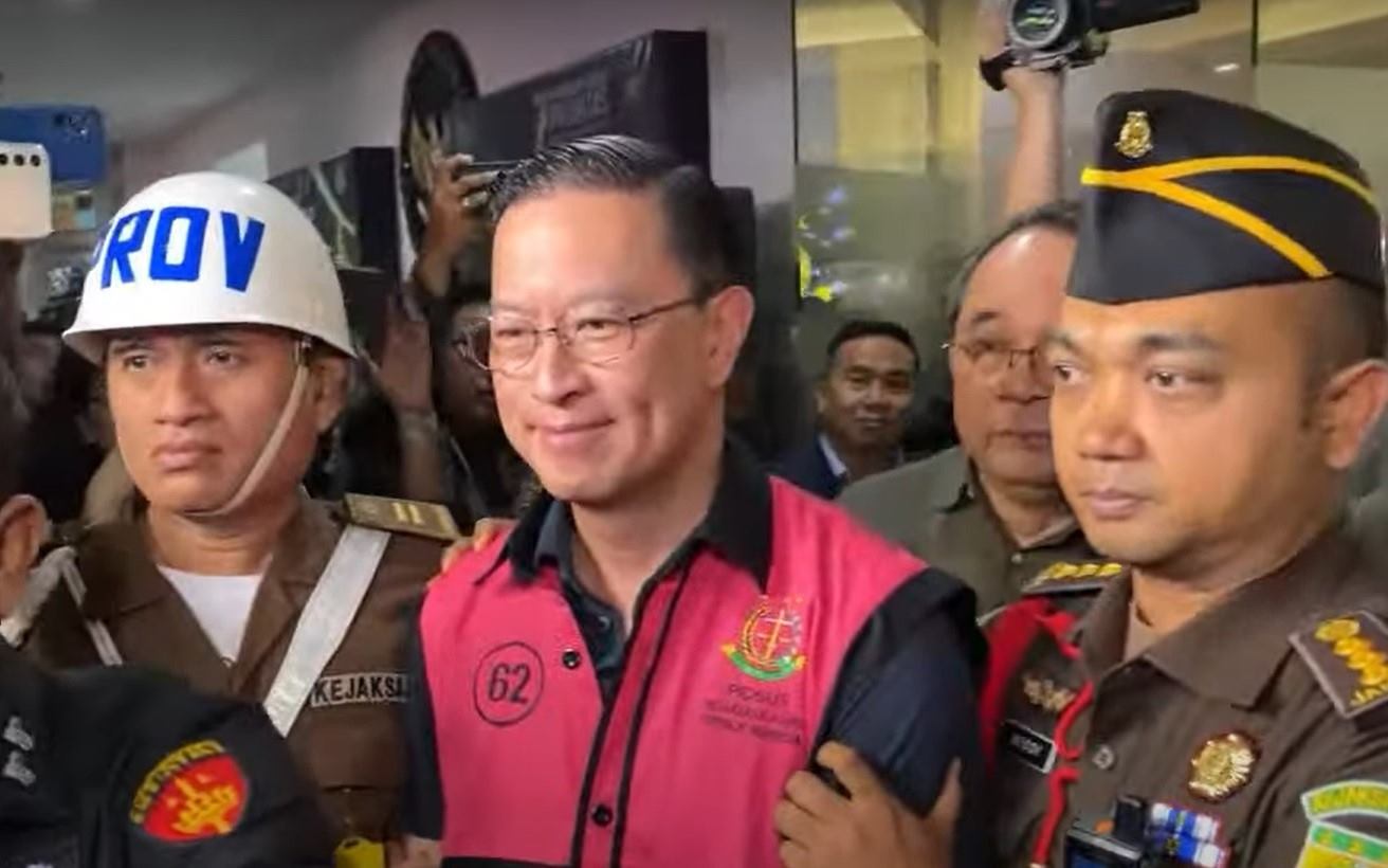 Tom Lembong digiring keluar dari ruang pemeriksaan Gedung Kejagung, Jakarta, Selasa (29/10/2024), setelah ditetapkan sebagai tersangka kasus dugaan importasi gula 2015-203. Foto: Youtube Kejagung