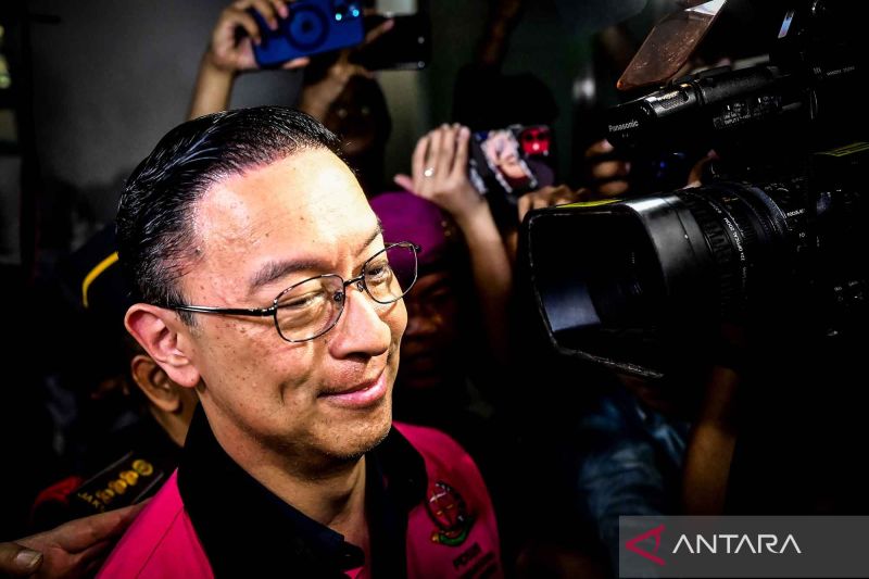 Menteri Perdagangan 2015-2016 Thomas Lembong berjalan dengan mengenakan rompi tahanan usai ditetapkan sebagai tersangka kasus dugaan korupsi impor gula oleh Kejaksaan Agung di Jakarta, Selasa (29/10/2024). (ANTARA FOTO/Rivan Awal Lingga/nym)