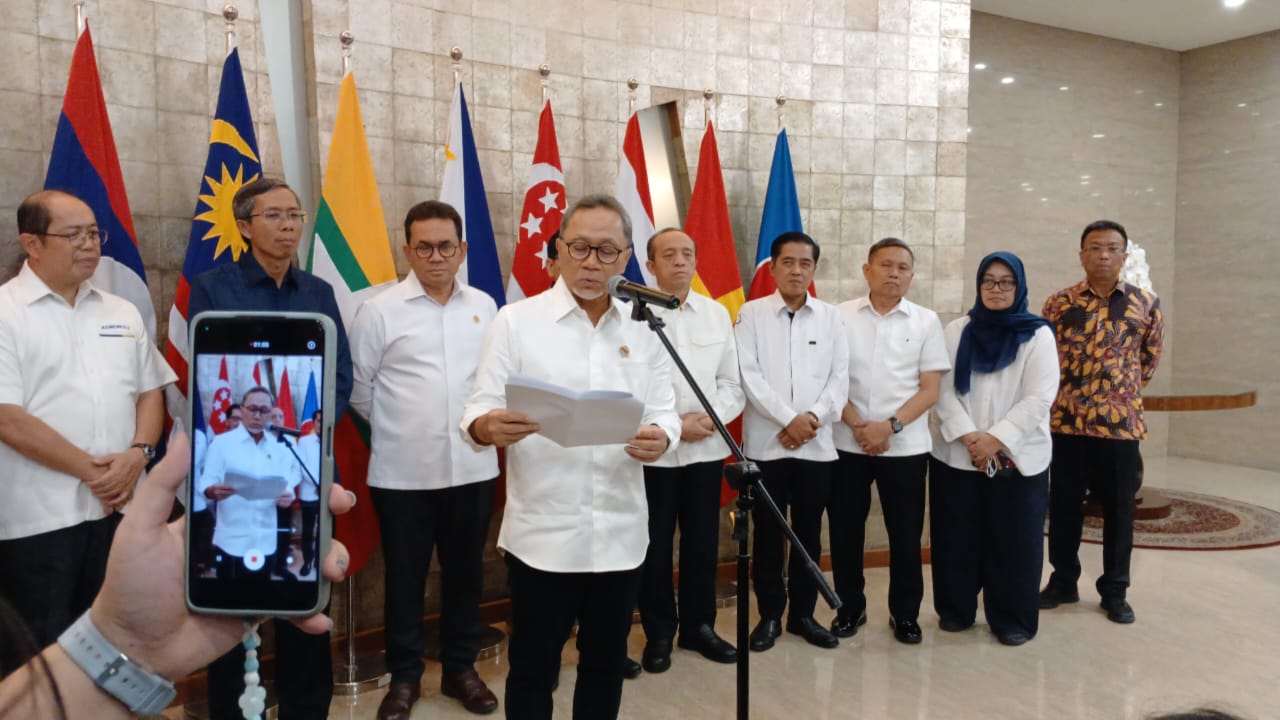 Menteri Koordinator Bidang Pangan, Zulkifli Hasan usai Rapat Koordinasi Pangan, di gedung Kementerian Perdagangan, Rabu (30/10/2024). (Dokumen Fakta.com/Muhammad Azka Syafrizal)