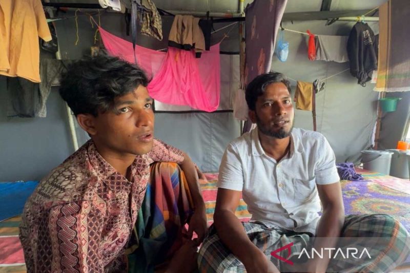 M Johar (kanan), imigran etnis Rohingya di Aceh Timur, Jumat (1/11/2024). ANTARA/Hayaturrahmah
