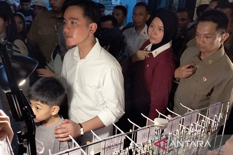 Wakil Presiden RI Gibran Rakabuming Raka berjalan-jalan di Koridor Gatot Subroto Solo, Jawa Tengah, Sabtu (2/11/2024). ANTARA/Aris Wasita