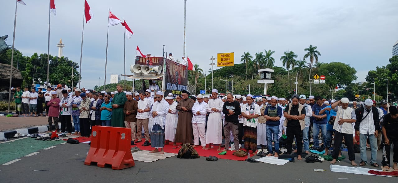 Ratusan orang dari 10 ormas dalam aksi 411 di Monumen Patung Kuda, Kawasan Monas, Jakarta Pusat, Senin (4/11/2024). (Fakta.com/Dewi Yugi Arti)