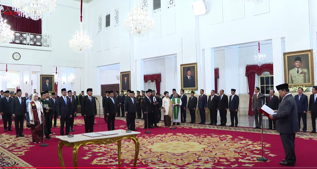 Prabowo Subianto lantik Anggota KPU, Wakil Ketua & Anggota DEN, Kompolnas, dan Kepala OIKN di Istana Negara, Jakarta, Selasa (5/11/2024). (Tangkapan layar Youtube Setpres)
