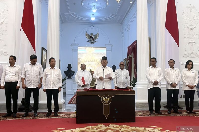 Presiden Prabowo menyampaikan keterangan pers di Istana Negara, Selasa (5/11/2024). (ANTARA FOTO/Afra Augesti/sgd/nym)