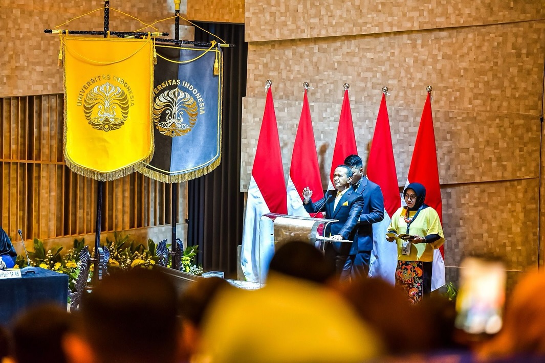 Menteri ESDM Bahlil Lahadalia menyelesaikan studi S3-nya setelah menjalani Sidang Terbuka Promosi Doktor oleh Kajian Stratejik dan Global UI, Rabu (16/10/2024). (Dok. IG Bahlil Lahadalia)