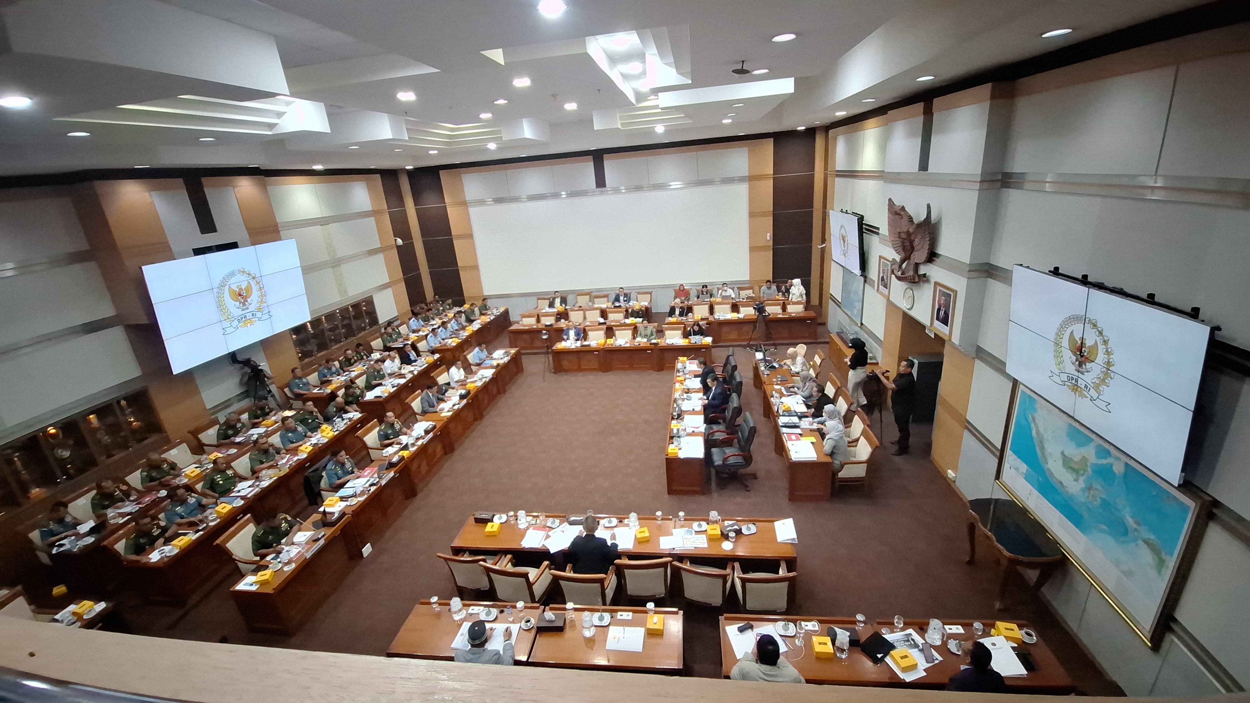 Komisi XIII DPR, Andreas Hugo Pareira, menyoroti kejahatan yang terus dilakukan oleh kekerasan Kelompok Kriminal Bersenjata (KKB) di Papua. 