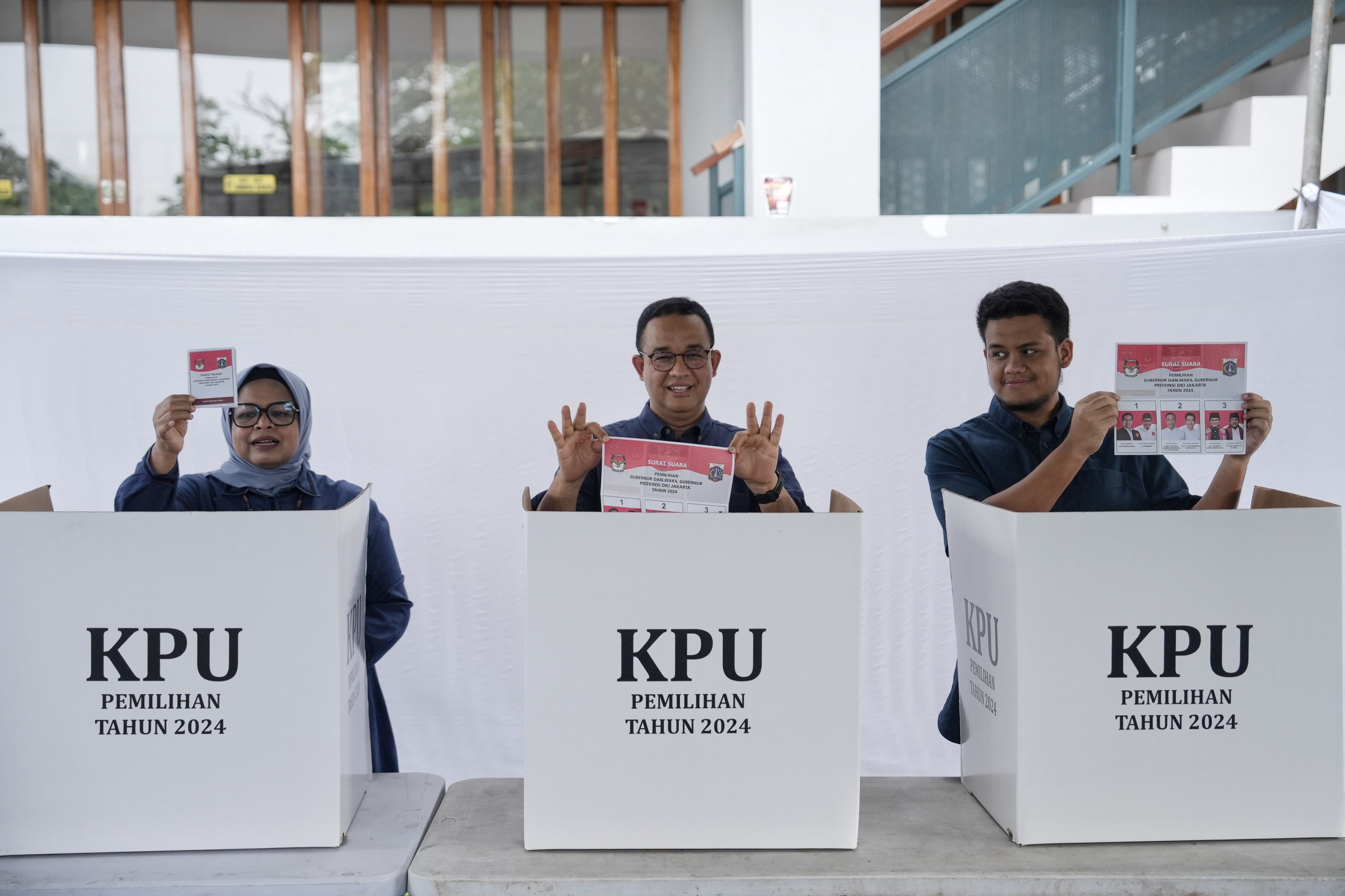 Mantan Gubernur DKI Jakarta, Anies Baswedan mencoblos di TPS 029 Lebak Bulus, Jakarta Selatan, Rabu (27/11/2024). (Fakta.com/Rodrikson Alpian Medlimo)