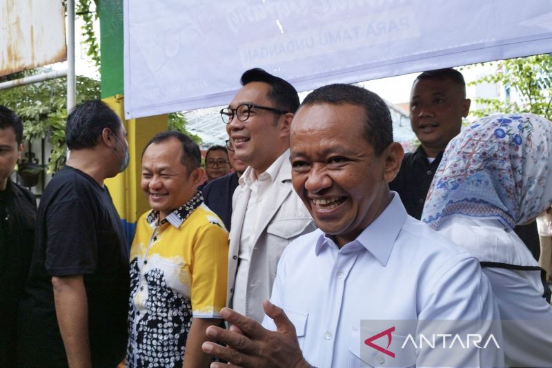 Ketua Umum Partai Golkar Bahlil Lahadalia (kanan) bersama Calon Gubernur Jakarta nomor urut 1 Ridwan Kamil (tengah) dan Sekretariat Jenderal Partai Golkar Sarmuji (kiri) di TPS 003, Duren Tiga, Jakarta, Rabu (27/11/2024). ANTARA/Bagus Ahmad Rizaldi.