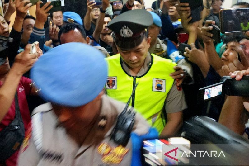 Anggota Polrestabes Semarang Aipda R, terduga pelaku penembakan siswa SMKN 4 Kota Semarang, GRO memasuki ruang sidang Bidang Propam Polda Jateng di Semarang, Senin (9/12/2024). (ANTARA/I.C. Senjaya)