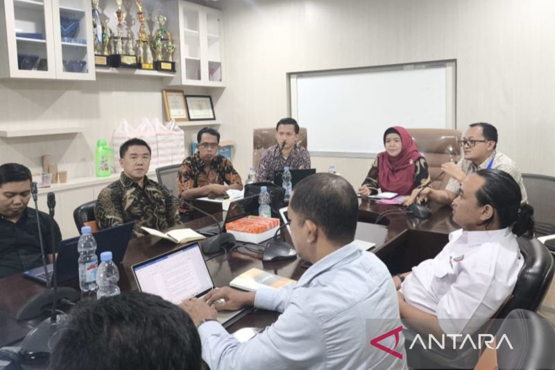 Rapat Dewan Pengupahan Kabupaten Bekasi Jawa Barat membahas UMK 2025 di Kantor Disnaker setempat pada akhir pekan lalu. (ANTARA/Pradita Kurniawan Syah)