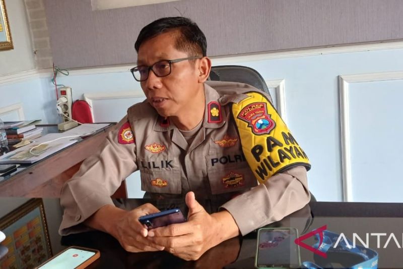 Kepala Polsek Warujayeng Kompol Lilik Suharyono bicara soal dugaan penjarahan Indomaret oleh komunitas sepeda motor. (ANTARA/Asmaul)