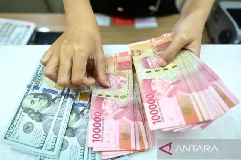 Ilustrasi Dolar AS dan Rupiah. (Antara)