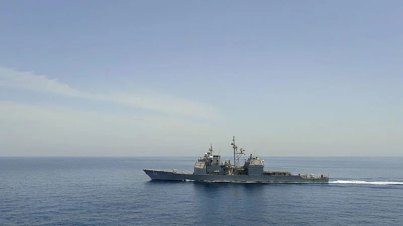 Kapal perang AS melintasi Teluk Aden di Laut Merah. (Kristopher Wilson/US Navy/Wikimedia Commons/File)