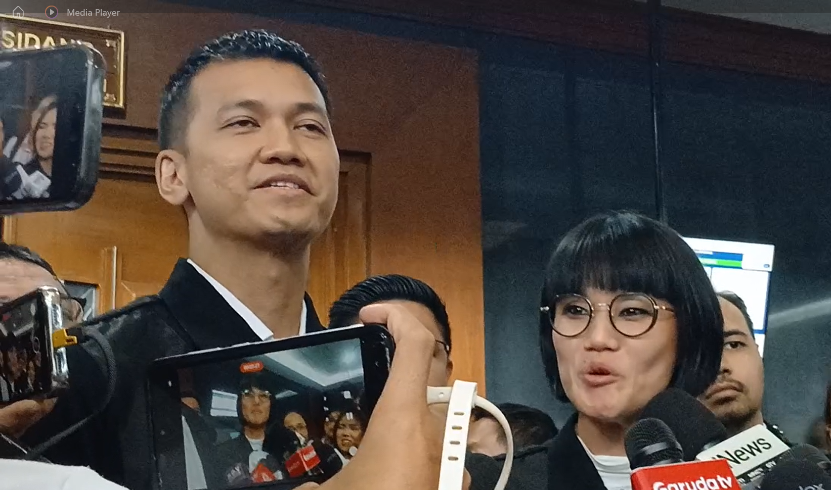 Kuasa hukum Harvey Moeis, Andi Ahmad Nur Darwin dan Marcella Santosa, merespons vonis hakim, Senin (23/12/2024). (Fakta.com/Dewi Yugi Arti)	
