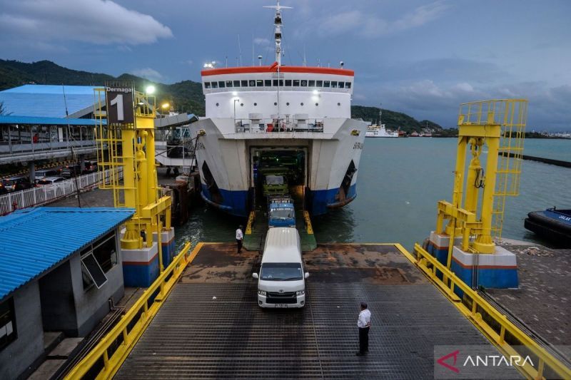 Sebuah mobil keluar dari kapal di Pelabuhan Merak, Kota Cilegon, Banten, Kamis (19/12/2024). (ANTARA FOTO/Putra M. Akbar/aww.)
