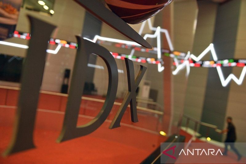 Ilustrasi - Karyawan melintas di dekat monitor pergerakan Indeks Harga Saham Gabungan (IHSG) di Bursa Efek Indonesia (BEI), Jakarta. (ANTARA FOTO/Sigid Kurniawan/kye/aa)