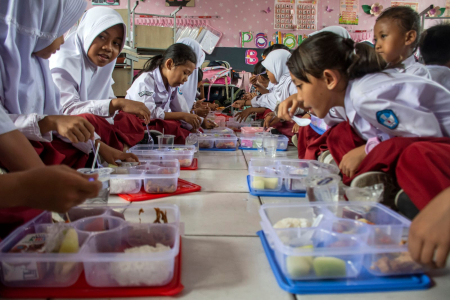 Pelajar menyantap makanan saat program makan bergizi gratis di SDN 3 Cipatat, Kabupaten Bandung Barat, Jawa Barat, Kamis (24/10/2024). (ANTARA FOTO/ Abdan Syakura)