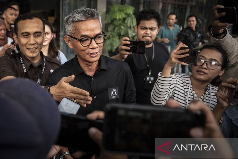 Mantan anggota KPU Wahyu Setiawan (tengah) berjalan keluar usai menjalani pemeriksaan di Gedung KPK, Jakarta, Senin (29/7/2024). ANTARA FOTO/Aprillio Akbar/tom/aa.