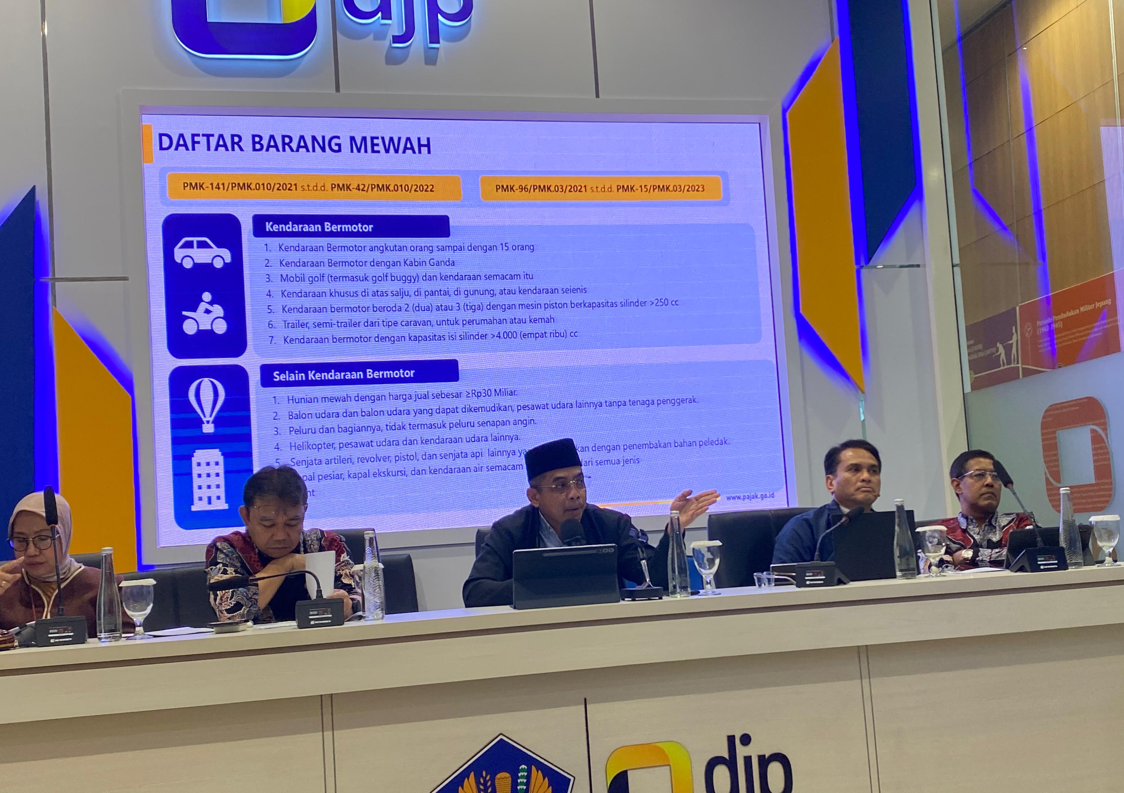 Dirjen Pajak Kemenkeu, Suryo Utomo (tengah) dalam media briefing tentang PMK 131 Tahun 2024 terkait PPN 12% di Jakarta pada Kamis (2/1/2025). (Fakta.com/Trian Wibowo)