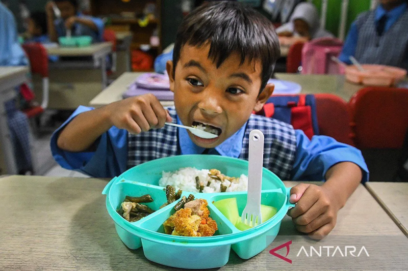 Siswa menyantap makanan saat tahap pembiasaan program makan bergizi gratis di SDN Panunggangan 5, Kota Tangerang, Banten, Kamis (14/11/2024). (ANTARA FOTO/Sulthony Hasanuddin/nym/aa.)