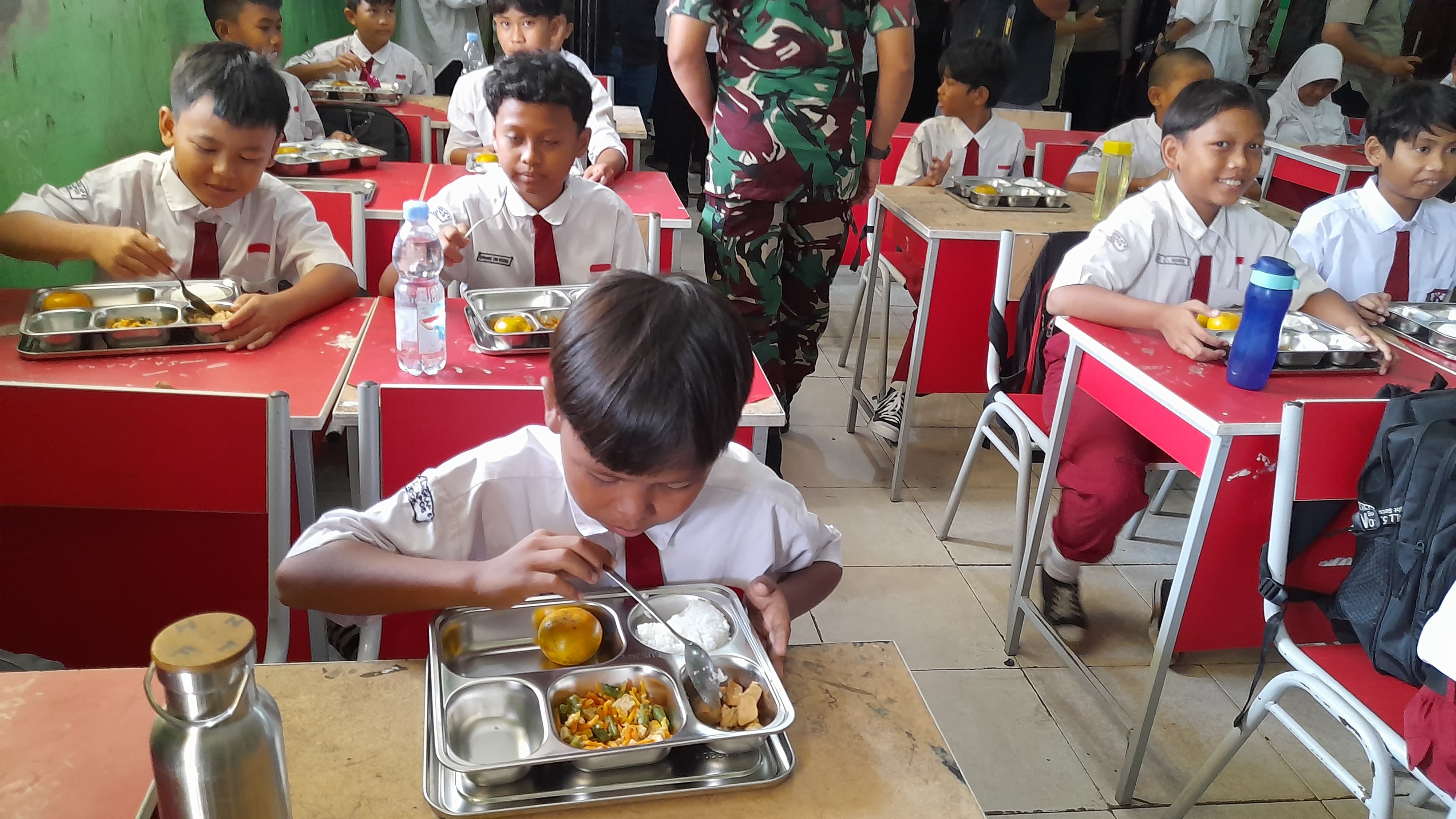 Penyaluran program Makan Bergizi Gratis (MBG) di SDN 5 Cilangkap Depok, Jawa Barat, Senin (6/1/2025). (Fakta.com/Kania Hani Musyaroh)
