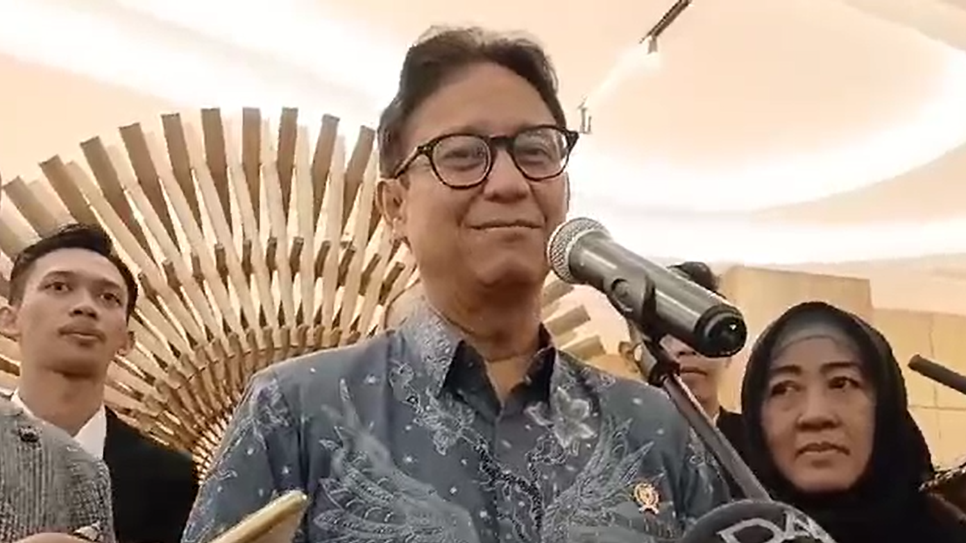 Menkes Budi Gunadi Sadikin memberi penghargaan bagi mendiang Dokter Aulia Risma, di Jakarta, Kamis (9/1/2025). (Fakta.com/Hendri Agung Pratama)