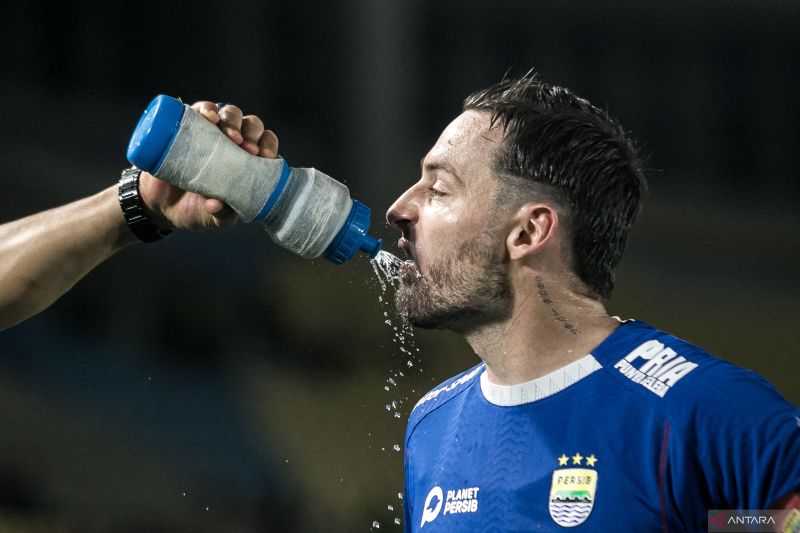 Pesepak bola Persib Bandung Marc Antony Klok. (ANTARA FOTO/MOHAMMAD AYUDHA)