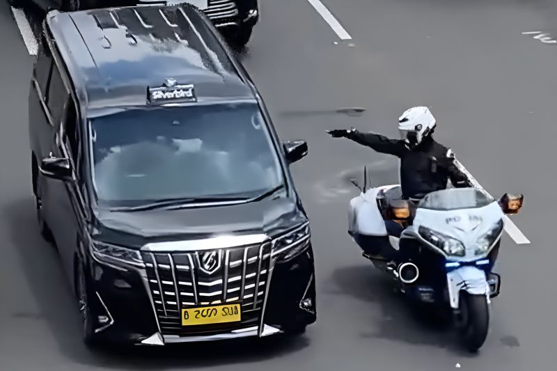 Tangkapan layar - Potongan video yang menunjukkan petugas patwal mobil berpelat nomor RI 36 yang menunjuk-nunjuk sopir taksi. (ANTARA/HO/X-@mafiawasit)