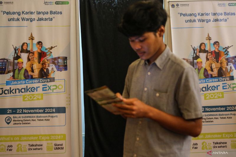 Pencari kerja memeriksa informasi lowongan pekerjaan pada acara Jaknaker Expo 2024 di Balai Sudirman, Jakarta, Jumat (22/11/2024). (ANTARA FOTO/Asprilla Dwi Adha/Spt)