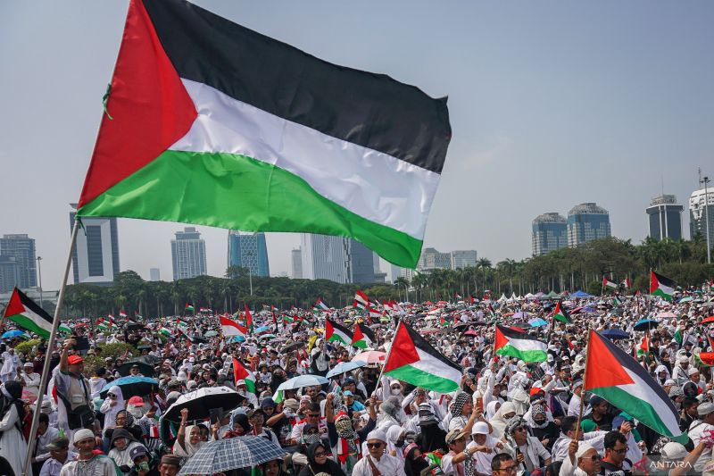 Sejumlah warga mengikuti aksi akbar Aliansi Rakyat Indonesia Bela Palestina di Lapangan Silang Monas, Jakarta, Minggu (5/11/2023). ANTARA FOTO/Rifqi Raihan Firdaus