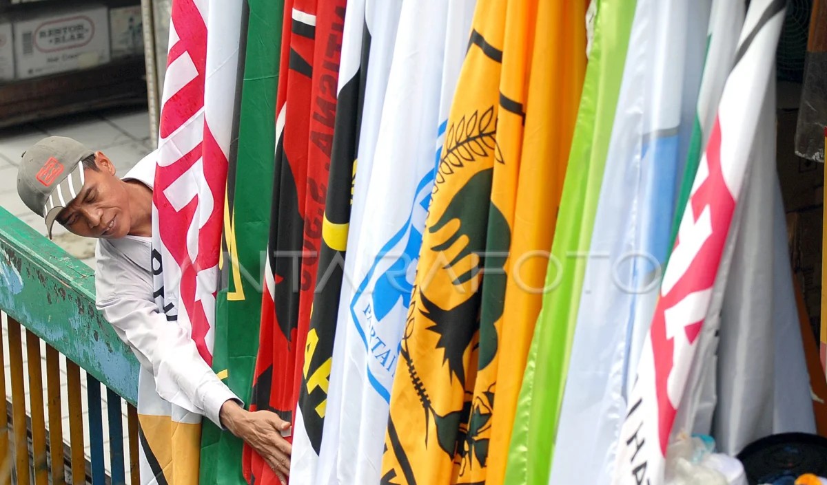 Seorang pedagang menata bendera parpol di Pasar Senen, Jakarta, Jum'at (11/7/2008). (ANTARA/Widodo/ama/08)
