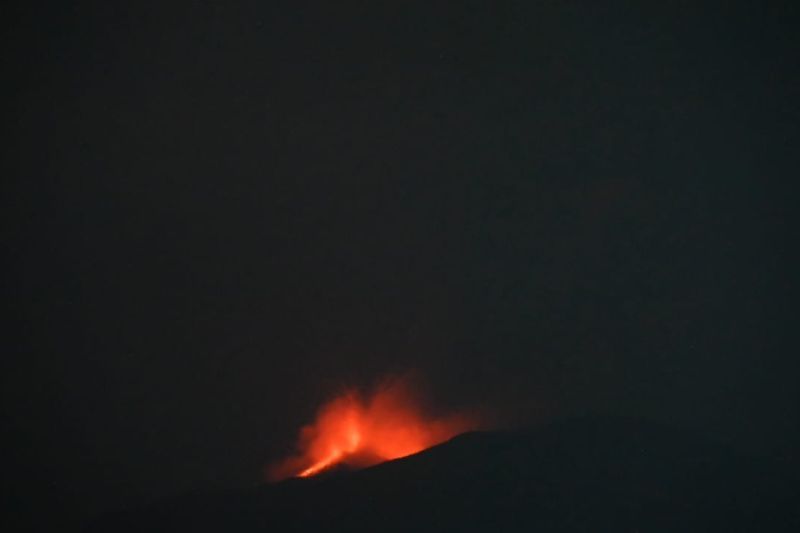 Gunung Ibu di Halmahera Barat meluncurkan lava pijar setinggi 300 meter di atas puncak gunung itu, Minggu (19/01/2025). ANTARA/Abdul Fatah