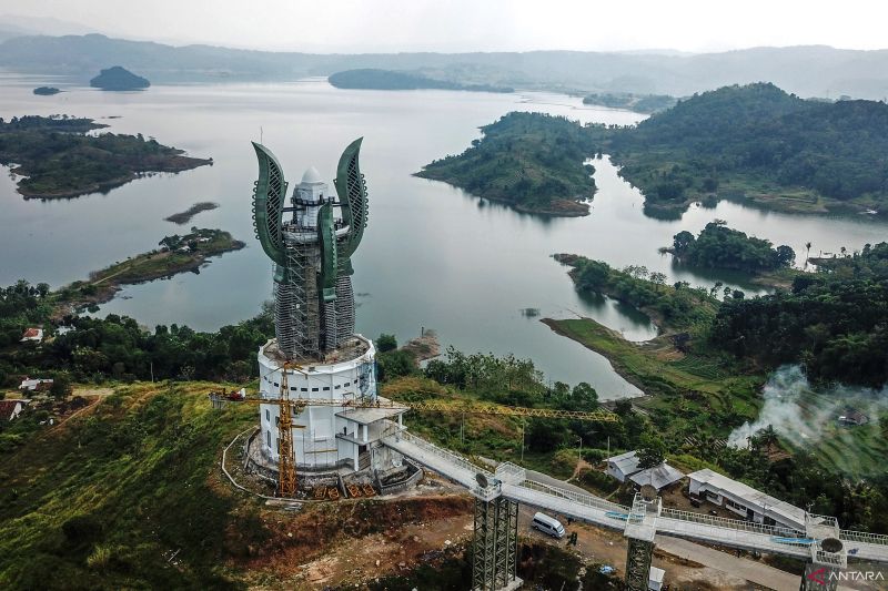 Proyek pembangunan Menara Kujang Sepasang dengan pemandangan langsung ke Waduk Jatigede di Jatigede, Kabupaten Sumedang, Jawa Barat, Selasa (13/6/2023). (ANTARA FOTO/Raisan Al Farisi/foc)