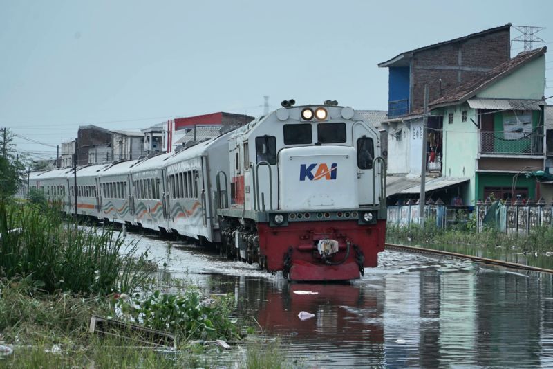 Ilustrasi - KA Joglosemarkerto melintas dengan kecepatan terbatas di jalur yang digenangi banjir di Kota Semarang, Jawa Tengah. (ANTARA/HO-KAI Daop Semarang)