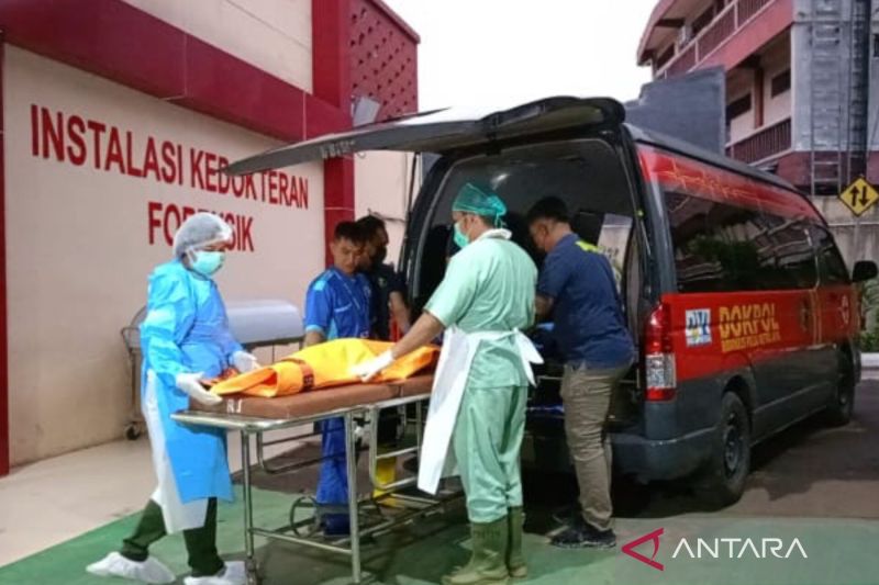 Dua kantong jenazah korban kebakaran Glodok Plaza, Taman Sari, Jakarta Barat tiba di Rumah Sakit Bhayangkara Tk I Pusdokkes Polri (RS Polri) Kramat Jati, Jakarta Timur, Rabu (22/1/2025). ANTARA/Siti Nurhaliza.