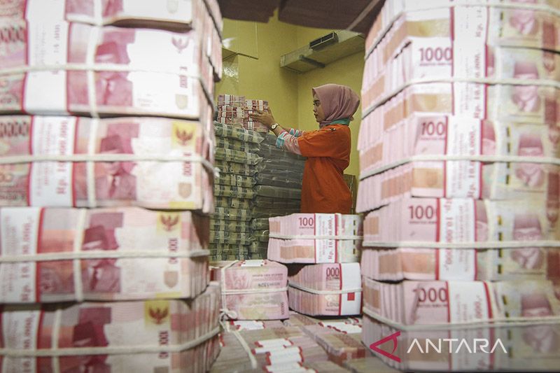 Ilustrasi - Petugas menata tumpukan uang kertas Rupiah saat melakukan persiapan pengisian ATM. (ANTARA FOTO/Dhemas Reviyanto/foc/aa)
