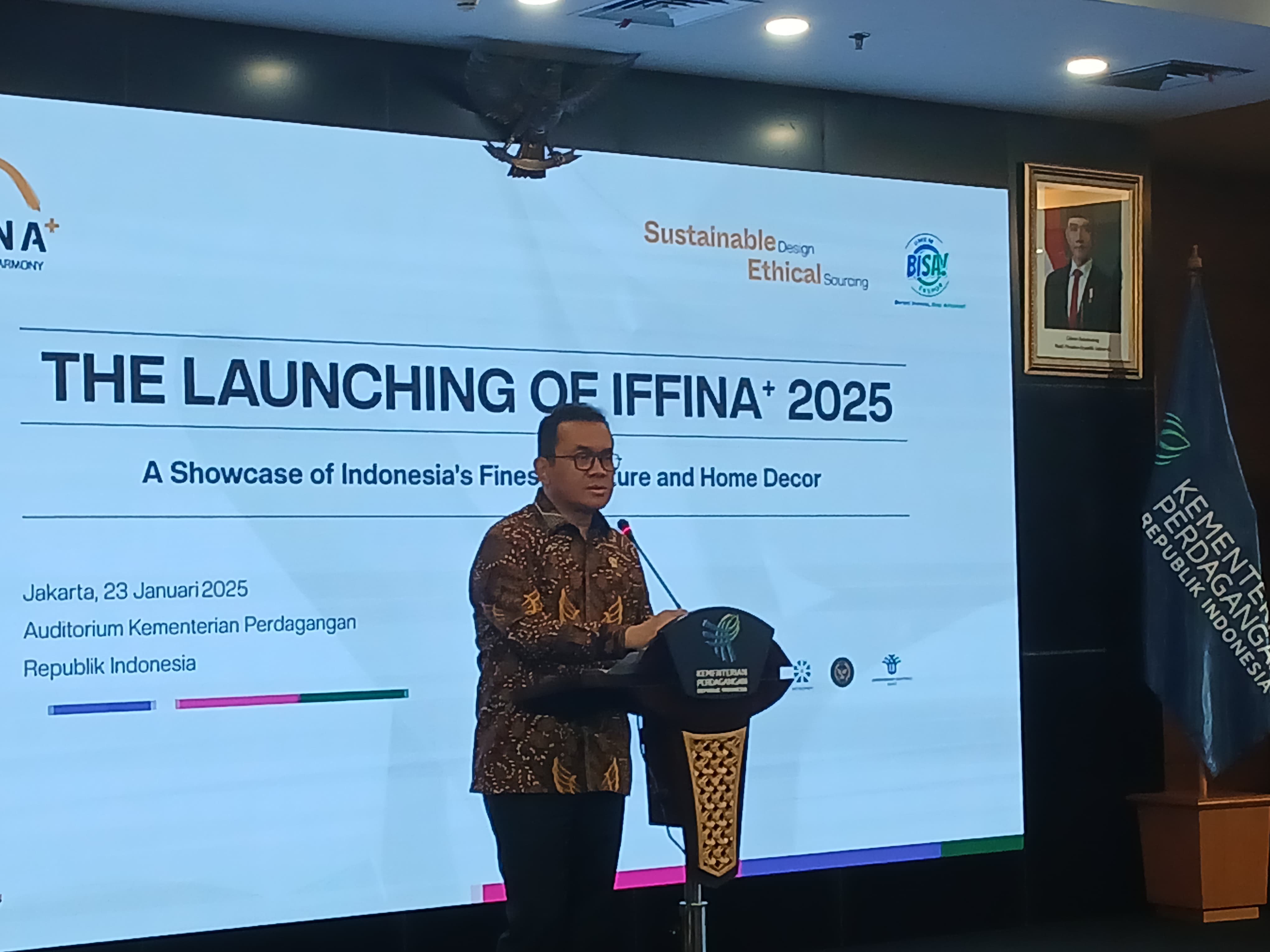 Menteri Perdagangan, Budi Santoso meluncurkan International Furniture and Craft Air Indonesia (IFFINA) di kantor Kemendag, Jakarta, Kamis (23/1/2025). (Fakta.com/Muhammad Azka Syafrizal)