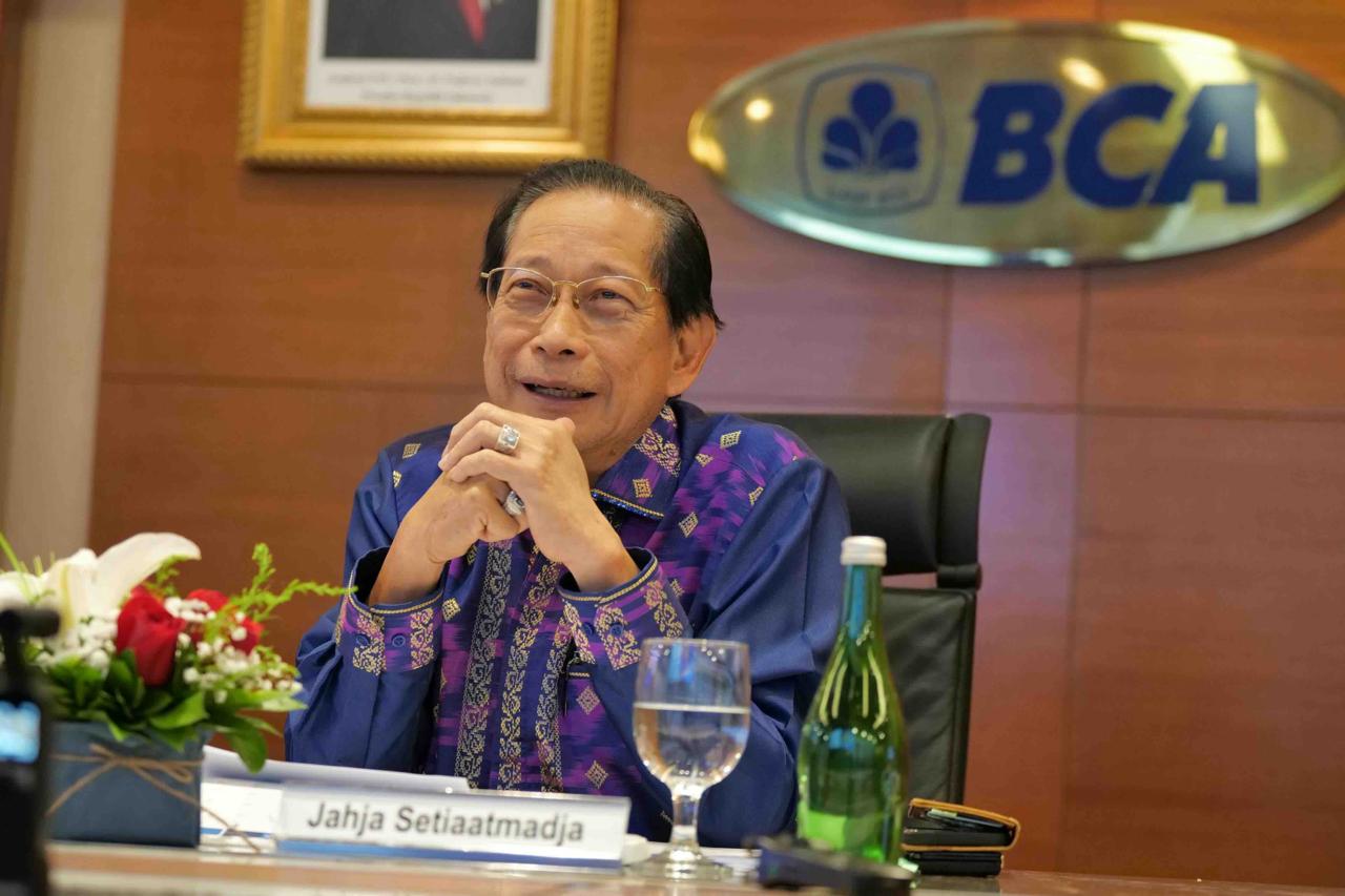 Presiden Direktur PT Bank Central Asia (BCA) Tbk., Jahja Setiaatmadja usai paparan kinerja 2024 di Jakarta, Kamis (23/1/2025). (Dok. BCA)