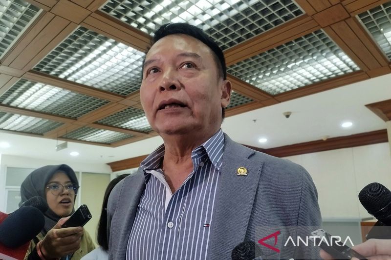 Anggota Komisi I DPR TB Hasanuddin mengungkap dugaan pelanggaran hukum militer oleh Letkol Tituler. (ANTARA/Bagus Ahmad Rizaldi/am)