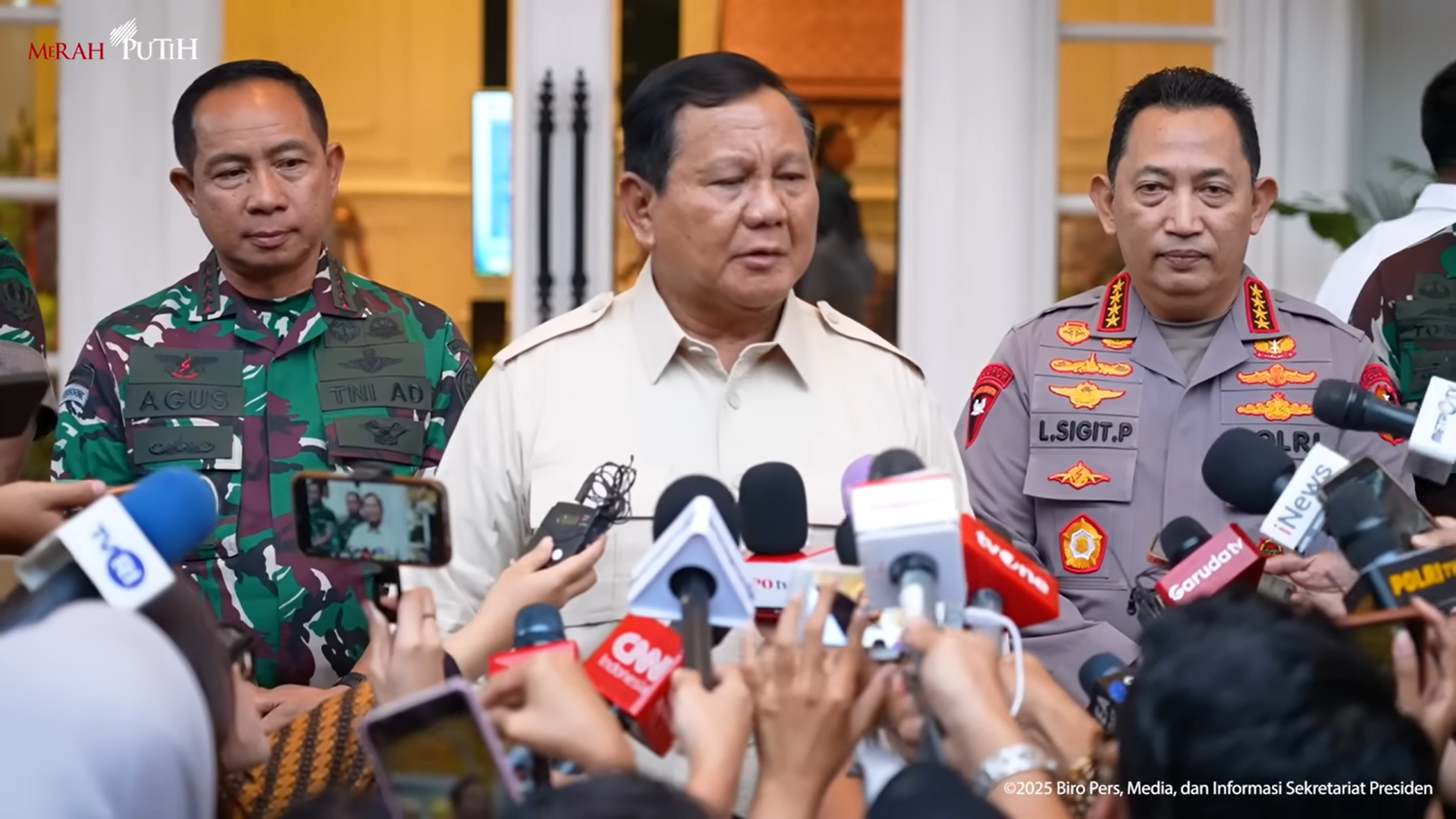 Presiden Prabowo Subianto (tengah) bersama Kapolri Jenderal Listyo Sigit Prabowo (kanan) dan Panglima TNI Jenderal Agus Subiyanto (kiri), Kamis (30/12/2025). (YouTube Sekretariat Presiden)